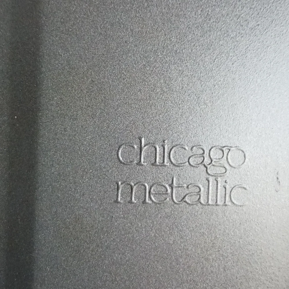 Loaf pan/meatloaf pan with pull out tray, non-stick,Chicago metallic, New - Picture 2 of 9